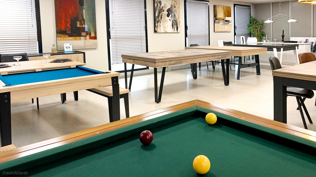 Billard français classique, en hêtre, mixte transformable en pool par changement des bandes entouré de billards modernes avec piétement métallique 